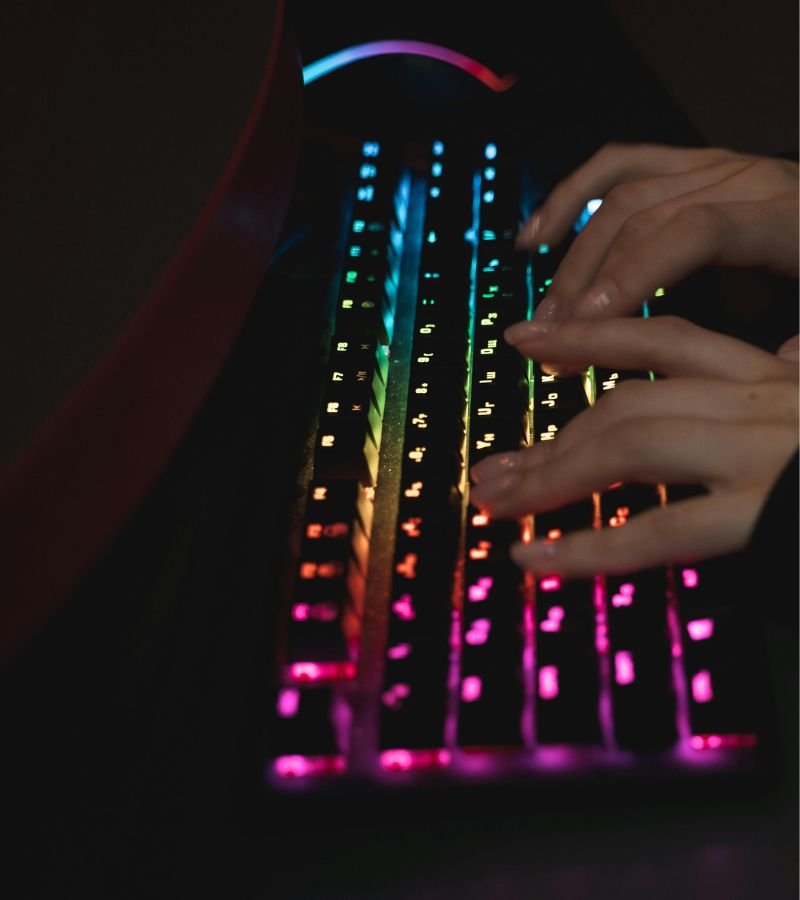 teclado compacto para setup de oficina en casa