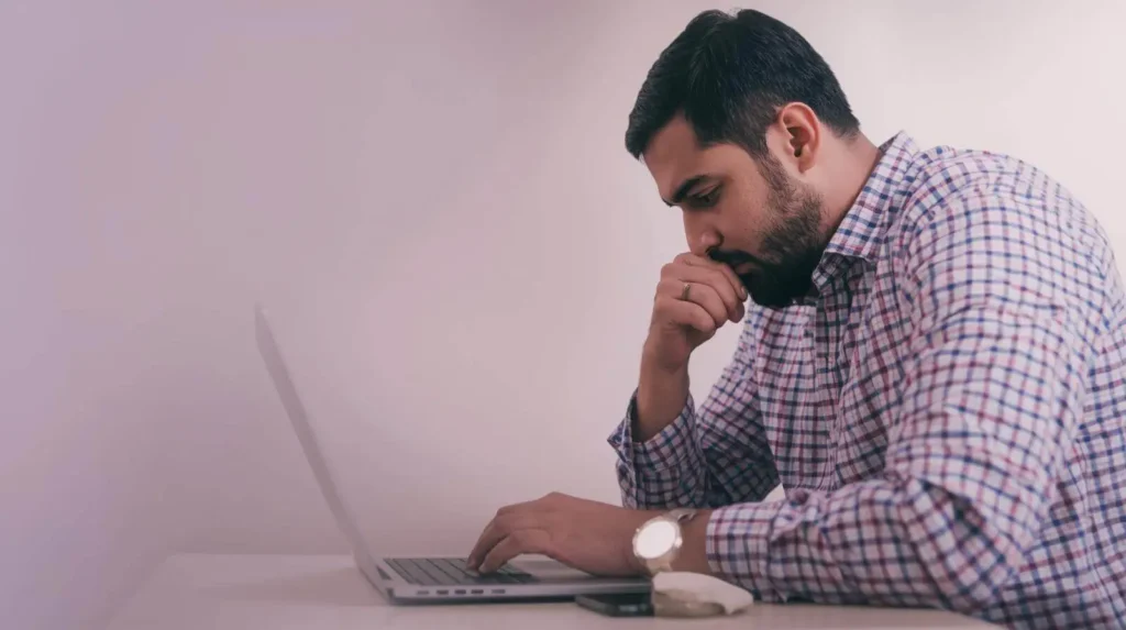 Profesional concentrado en su trabajo remoto sin distracciones, manteniendo motivación en home office.